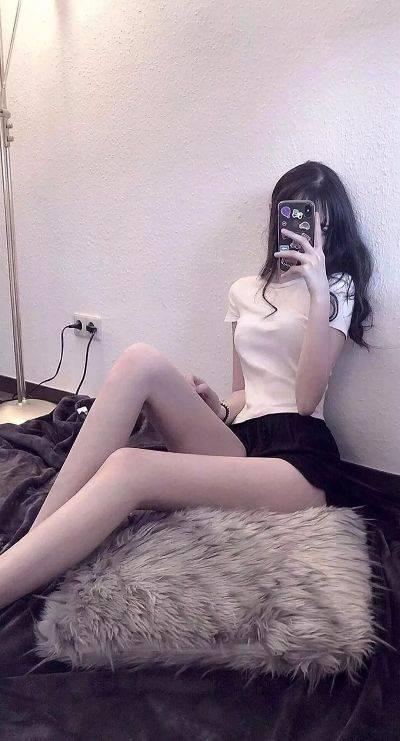 皮肤雪白,身材比列好脸上微微泛红,看着很有食欲